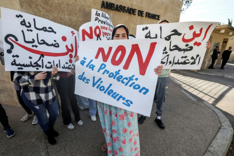 Manifestation devant l'ambassade de France à Rabat, le 24 mars 2023 au Maroc, pour protester contre la remise en liberté de Jacques Bouthier, ancien PDG du groupe d'assurance Assu 2000 ( AFP / FADEL SENNA )