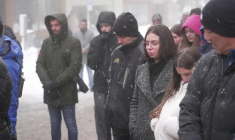 Incendie de Crans-Montana: moment de recueillement devant le bar Le Constellation