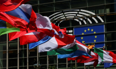 Photo d'archives des drapeaux devant le Parlement européen à Bruxelles