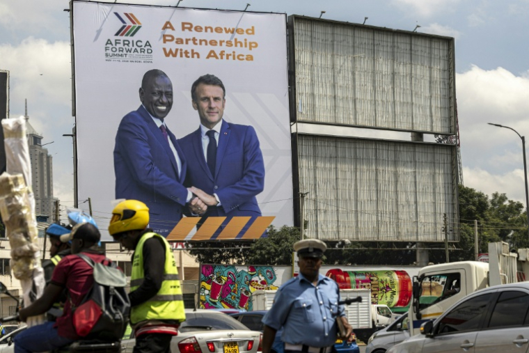 Affiche montrant les présidents kenyan William Ruto et français Emmanuel Macron, le 6 mai 2026 à Nairobi ( AFP / SIMON MAINA )