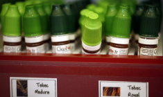 Les sites de vente de liquide pour cigarettes électroniques craignent de mettre la clé sous la porte si la mesure d'interdiction de vente en ligne prévue par le gouvernement est adoptée dans le budget 2026 ( AFP / KENZO TRIBOUILLARD )