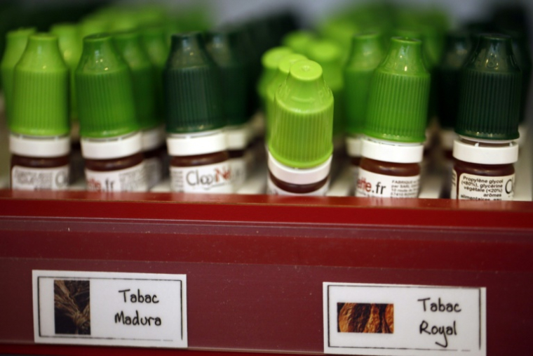 Les sites de vente de liquide pour cigarettes électroniques craignent de mettre la clé sous la porte si la mesure d'interdiction de vente en ligne prévue par le gouvernement est adoptée dans le budget 2026 ( AFP / KENZO TRIBOUILLARD )