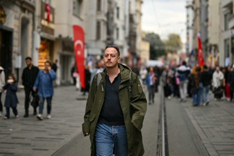 Ogulcan Yediveren, directeur de l’ONG SPOD, dans une rue d'Istanbul, le 28 octobre 2025 en Tuquie ( AFP / Yasin AKGUL )
