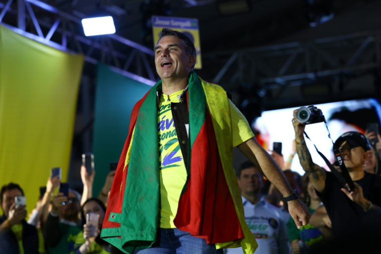 Le sénateur de droite et candidat du Parti libéral (PL) à la présidentielle, Flavio Bolsonaro, lors d'un rassemblement avant le second tour de l'élection, le 14 octobre 2026 à Porto Alegre, au Brésil ( AFP / SILVIO AVILA )