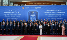 Les délégués posent pour la signature du premier traité des Nations Unies visant la cybercriminalité à Hanoï le 25 octobre 2025. ( AFP / Nhac NGUYEN )