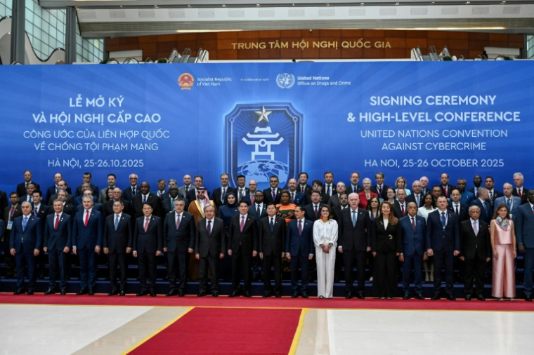 Les délégués posent pour la signature du premier traité des Nations Unies visant la cybercriminalité à Hanoï le 25 octobre 2025. ( AFP / Nhac NGUYEN )