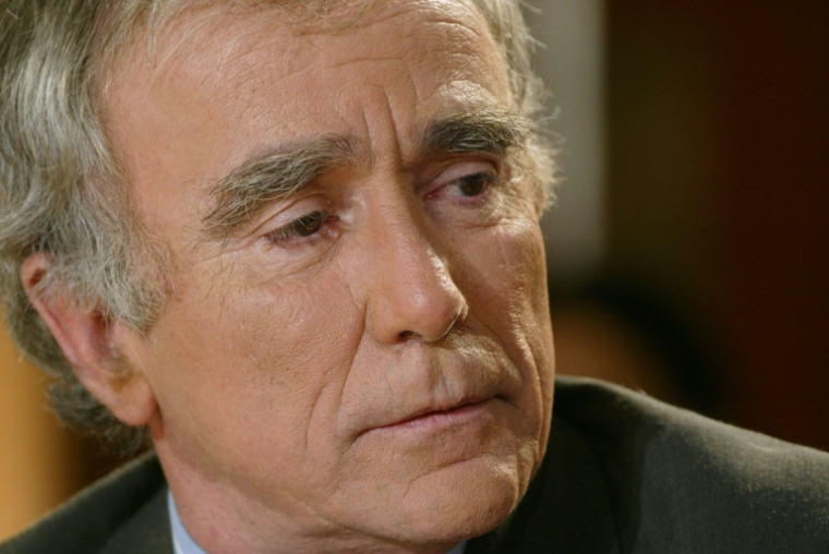 Le journaliste et essayiste Jean-Claude Guillebaud, le 18 septembre 2003 à Paris, lors de l'enregistrement d'une émission de télévision ( AFP / JEAN-PIERRE MULLER )