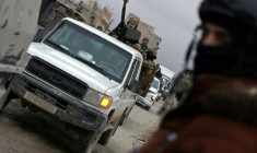 Forces de sécurité syriennes dans le secteur de la prison d'Al-Aqtan en périphérie de Raqa, dans le nord-est de la Syrie, le 22 janvier 2026 ( AFP / Bakr ALkasem )