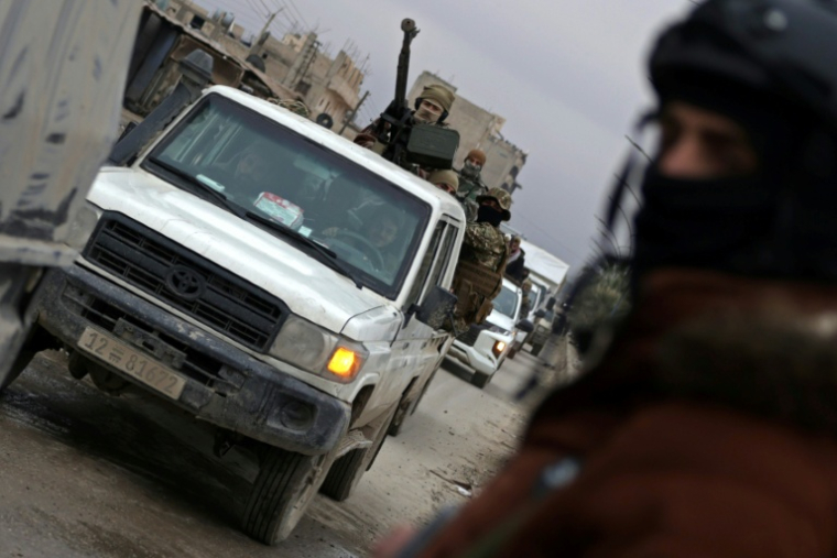 Forces de sécurité syriennes dans le secteur de la prison d'Al-Aqtan en périphérie de Raqa, dans le nord-est de la Syrie, le 22 janvier 2026 ( AFP / Bakr ALkasem )