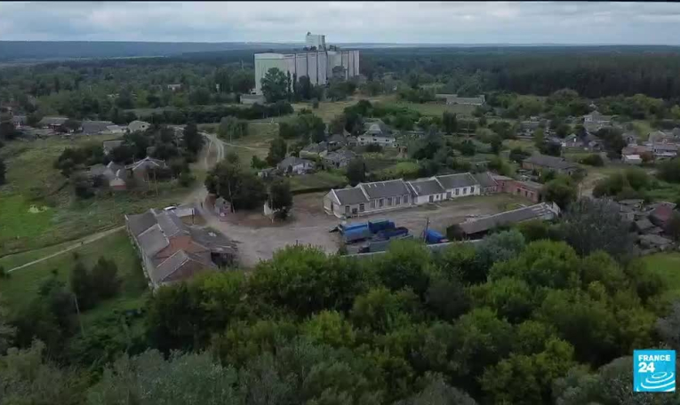 Ukraine : les agriculteurs doivent cultiver dans des champs minés