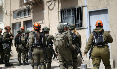 Des membres des forces de sécurité israéliennes et des secouristes sur le site d'une frappe de projectile dans le sud de Tel-Aviv, le 26 mars 2026 ( AFP / Ilia YEFIMOVICH )