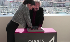 Cannes: Peter Jackson appose ses empreintes de mains pour le "Chemin des Étoiles"