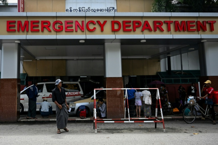Des personnes devant le service des urgences de l'hôpital général de Rangoun, en pleine épidémie de diarrhée, le 14 août 2026 en Birmanie  ( AFP / Sai Aung MAIN )