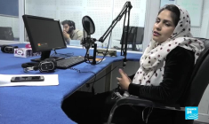 Traumatisés par la guerre, les Afghans plébiscitent les émissions de soutien psychologique