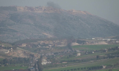 De la fumée s'élève le long de la frontière israélo-libanaise après des frappes