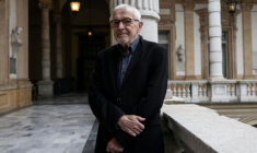 Le prix Nobel de physique Francis Halzen à l'université de Turin le 7 octobre 2026 ( AFP / Marco Bertorello )