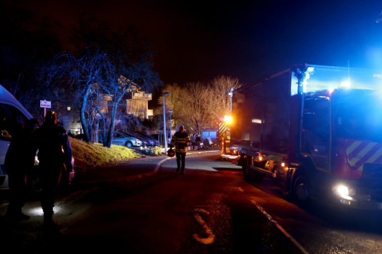 Les secours en intervention sur les lieux de l'explosion, le 15 décembre 2025 à Trévoux, près de Lyon ( AFP / Alex MARTIN )