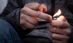 Sur les trottoirs, sous les porches, dans les parkings, ils sont de plus en plus nombreux, de plus en plus précaires: fumeurs ou "injecteurs" d'une cocaïne omniprésente dans le centre de Marseille ( AFP / JOEL SAGET )