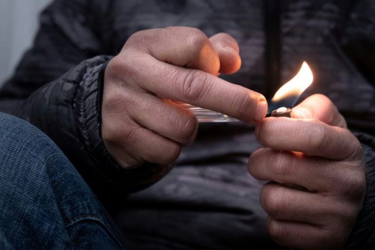 Sur les trottoirs, sous les porches, dans les parkings, ils sont de plus en plus nombreux, de plus en plus précaires: fumeurs ou "injecteurs" d'une cocaïne omniprésente dans le centre de Marseille ( AFP / JOEL SAGET )