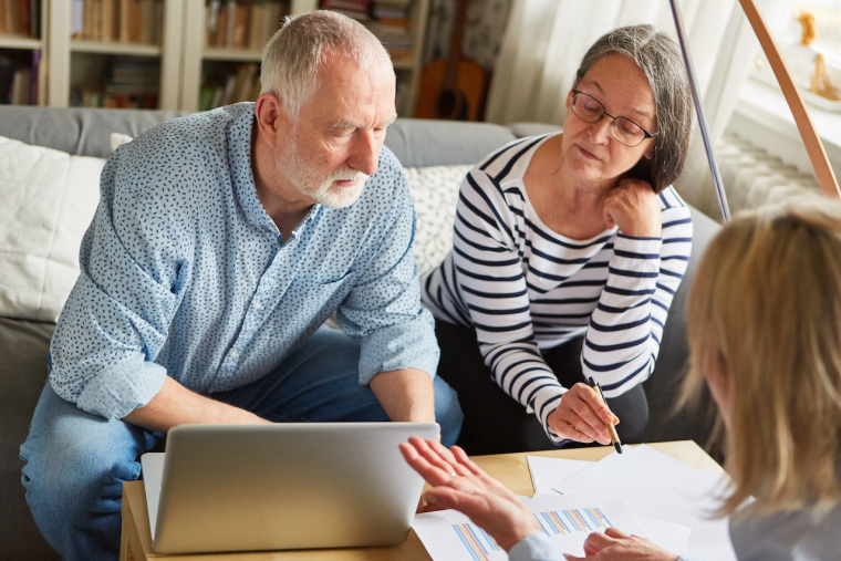 Deux décrets actant la suspension de la réforme des retraites pourraient vous impacter dès la rentrée ( Crédits photo : ©  Robert Kneschke- stock.adobe.com)