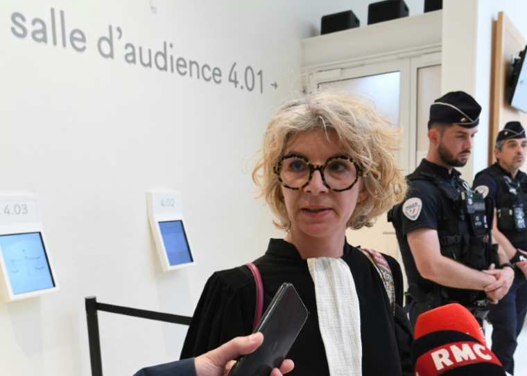 L'avocate de cinq des familles des enfants, Julie Chalumeau, s'adresse à la presse au tribunal de Paris après la relaxe d'un animateur de périscolaire accusé d'agressions sexuelles sur mineurs, le 16 juin 2026 ( AFP / Mehdi FEDOUACH )