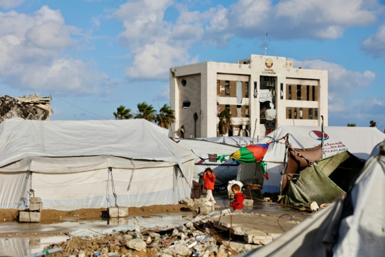 Des enfants déplacés palestiniens près de leurs tentes à Gaza, le 28 décembre 2025 ( AFP / Omar AL-QATTAA )