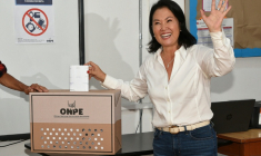 La candidate de droite du parti Fuerza Popular, Keiko Fujimori, lors de son vote à Lima le 12 avril 2026 ( AFP / STRINGER )