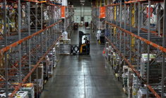 Une vue aérienne montre un conducteur de chariot élévateur travaillant dans l'entrepôt du Mid-Ohio Food Collective