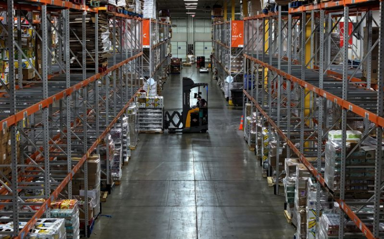 Une vue aérienne montre un conducteur de chariot élévateur travaillant dans l'entrepôt du Mid-Ohio Food Collective
