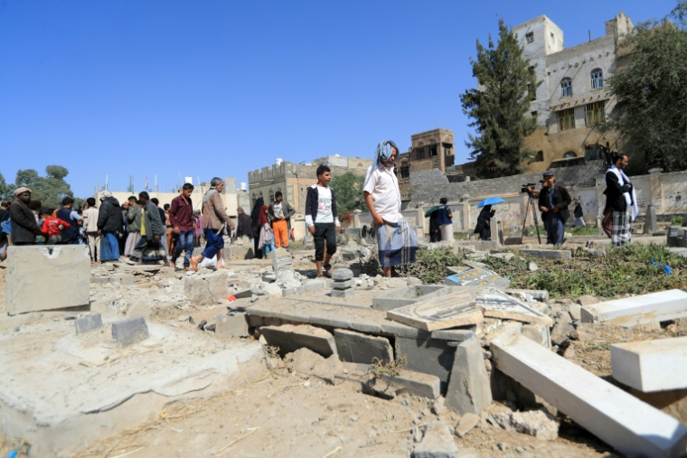 Des habitants inspectent les dégâts après une frappe aérienne à Sanaa, le 20 avril 2025 au Yémen ( AFP / Mohammed HUWAIS )