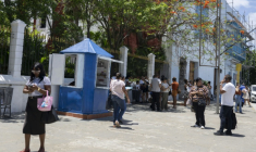 Des employés attendent dans la rue après avoir évacué leurs bureaux après des secousses provoquées par un séisme de magnitude 6,5 à La Havane, le 8 juin 2026 à Cuba ( AFP / Pablo PORCIUNCULA )