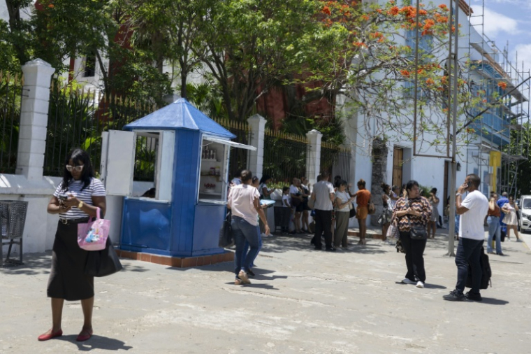 Des employés attendent dans la rue après avoir évacué leurs bureaux après des secousses provoquées par un séisme de magnitude 6,5 à La Havane, le 8 juin 2026 à Cuba ( AFP / Pablo PORCIUNCULA )
