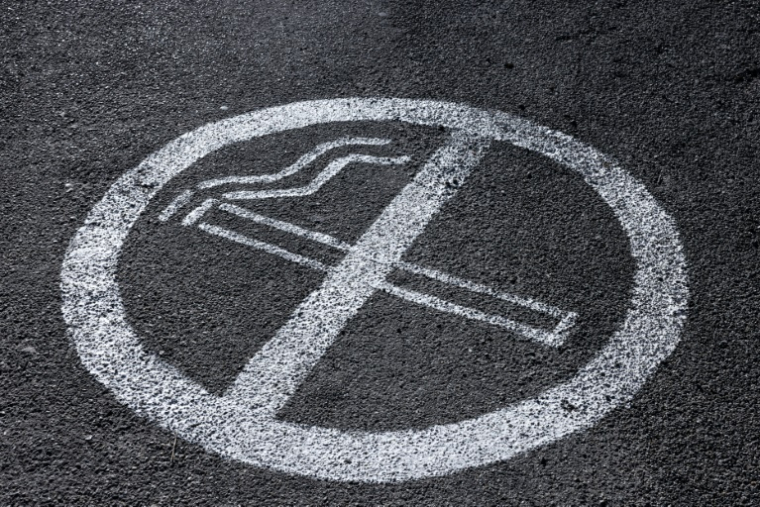 La lutte contre le tabagisme prévoyait de généraliser les espaces publics sans tabac mais ils ne voient le jour que localement au gré de la volonté des maire ( AFP / JOEL SAGET )
