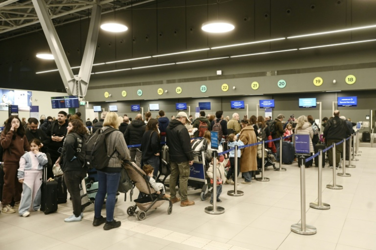 Des voyageurs attendent à l'aéroport "Makedonia" après des retards et des reports de vols dans le pays dus à un "problème technique", le 4 janvier 2026 à Thessalonique ( AFP / SAKIS MITROLIDIS )