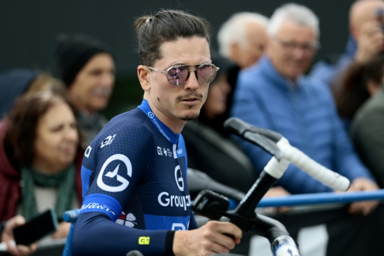 David Gaudu au départ de la 7e étape du Tour d'Italie le 16 mai 2025. Tombé à une quarantaine de kilomètres de l'arrivée, le leader de la Groupama-FDJ a dû se faire poser des points de suture ( AFP / Luca Bettini )