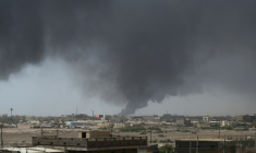 De la fumée au-dessus de Port-Soudan après une attaque de drone, le 6 mai 2025 au Soudan ( AFP / - )