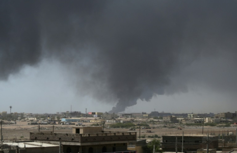 De la fumée au-dessus de Port-Soudan après une attaque de drone, le 6 mai 2025 au Soudan ( AFP / - )