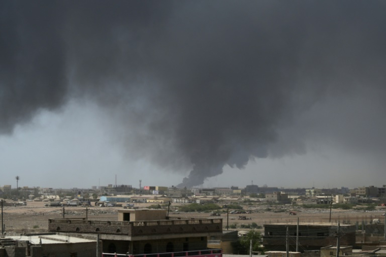 De la fumée au-dessus de Port-Soudan après une attaque de drone, le 6 mai 2025 au Soudan ( AFP / - )