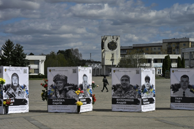 Des portraits de soldats ukrainiens tombés au combat dans la ville de Slavoutytch dans le nord de l'Ukraine, le 25 avril 2026  ( AFP / Genya SAVILOV )