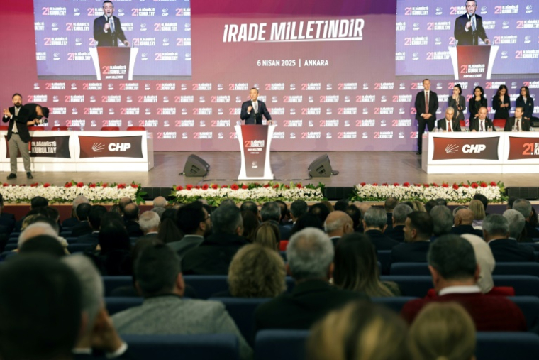 Özgür Özel, le président du CHP, lors du congrès extraordinaire de son parti à Ankara, le 6 avril 2025 ( AFP / Adem ALTAN )