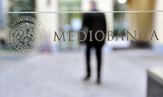 Un logo de Mediobanca photographié au siège de Mediobanca à Milan