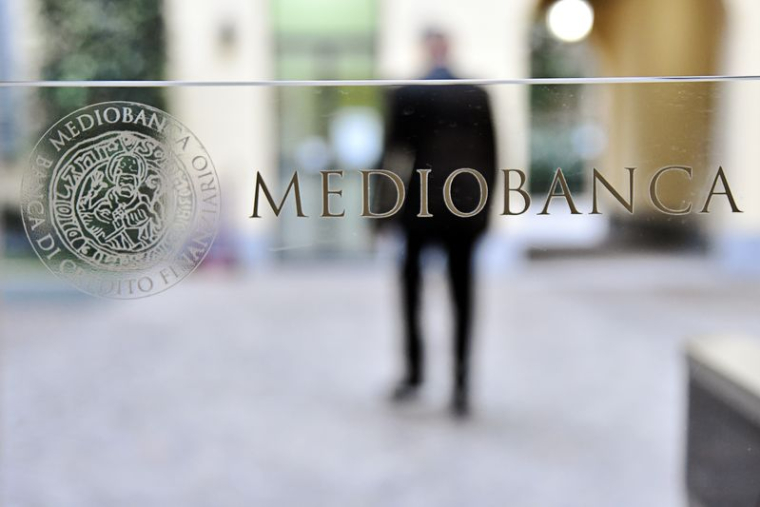 Un logo de Mediobanca est photographié au siège de Mediobanca à Milan