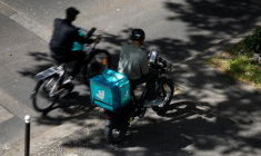 Des livreurs Deliveroo à vélo dans une rue de Paris, le 28 avril 2026 ( AFP / Joel Saget )