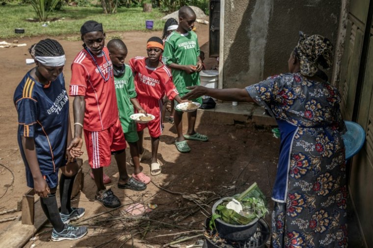 Collation en marge d'un entraînement de Quidditch, à Katwadde, en Ouganda, le 6 janvier 2026 ( AFP / Luis TATO )