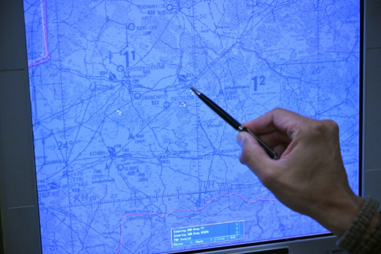 Une carte de l'espace aérien près de la frontière avec l'Ukraine, diffusé sur un écran radar d'un avion de surveillance AWACS de l'Otan, en mission au dessus de la Pologne le 19 septembre 2025 ( AFP / JOHN THYS )