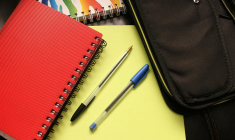 Certains parents font des achats en gros pour plusieurs années pour bénéficier de prix plus intéressants. (illustration) (Pixabay / Pexels)