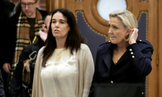 La présidente du groupe RN à l'Assemblée nationale Marine Le Pen, à droite et à sa gauche Catherine Griset, le 21 janvier 2026 au palais de justice de Paris ( AFP / STEPHANE DE SAKUTIN )