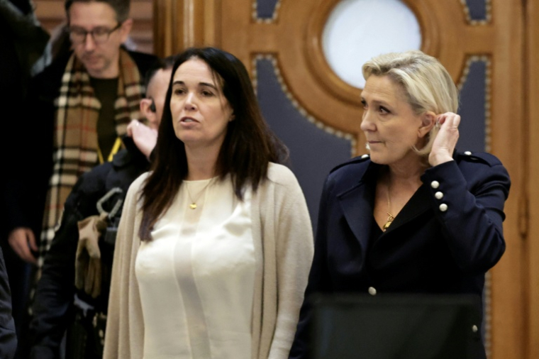 La présidente du groupe RN à l'Assemblée nationale Marine Le Pen, à droite et à sa gauche Catherine Griset, le 21 janvier 2026 au palais de justice de Paris ( AFP / STEPHANE DE SAKUTIN )