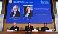 Annonce par le comité Nobel, du prix Nobel d'économie décerné au duo d'Américains Michael Woodford et Robert Hall pour des modèles visant à stabiliser les fluctuations économiques, à Stockholm le 12 octobre 2026 ( AFP / Jonathan Nackstrand )