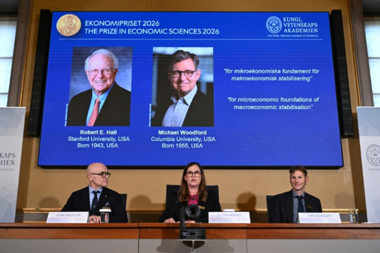 Annonce par le comité Nobel, du prix Nobel d'économie décerné au duo d'Américains Michael Woodford et Robert Hall pour des modèles visant à stabiliser les fluctuations économiques, à Stockholm le 12 octobre 2026 ( AFP / Jonathan Nackstrand )